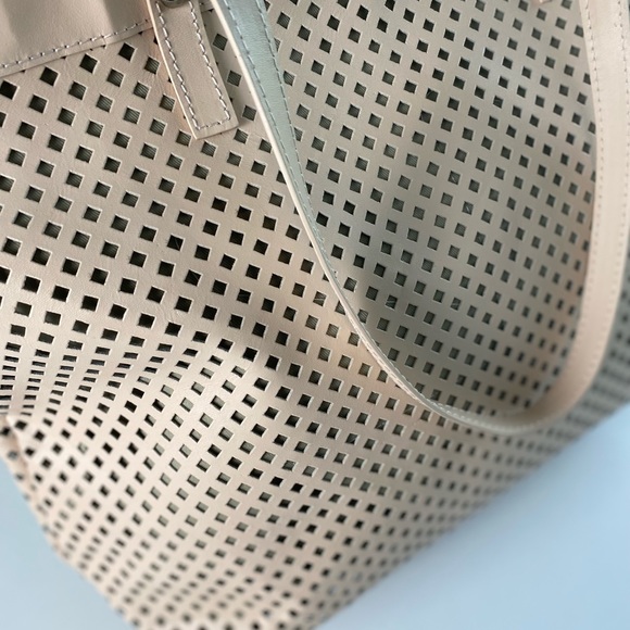 The roomy large leather tote - Picture 7 of 13